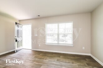 6849 Keeneland Dr in Whitsett, NC - Foto de edificio - Building Photo