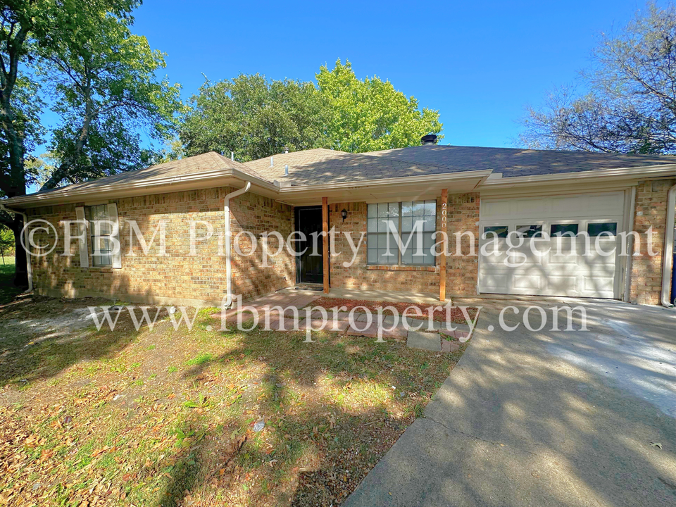2000 Verde Dr in Glenn Heights, TX - Foto de edificio