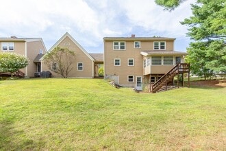 246 Winding Pond Rd in Londonderry, NH - Building Photo - Building Photo