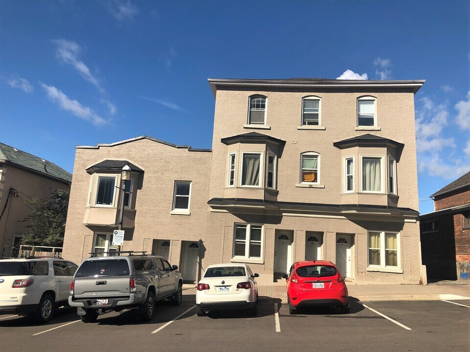 24-32 Mulcaster in Barrie, ON - Building Photo