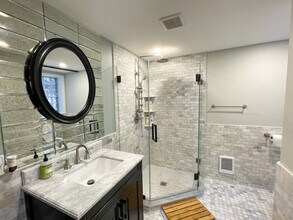 24 Warwick Rd, Unit B in Brookline, MA - Building Photo - Building Photo