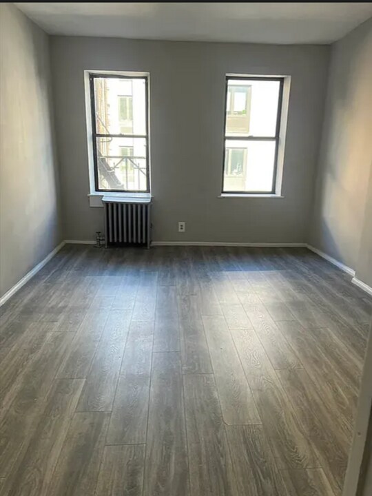 E. 4th St , Ave in New York, NY - Foto de edificio