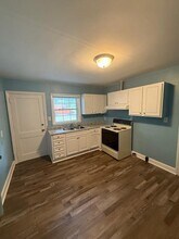 1006 Hackett St, Unit B in Greensboro, NC - Foto de edificio - Building Photo