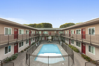 Four Seasons Apartments in Paramount, CA - Building Photo - Building Photo