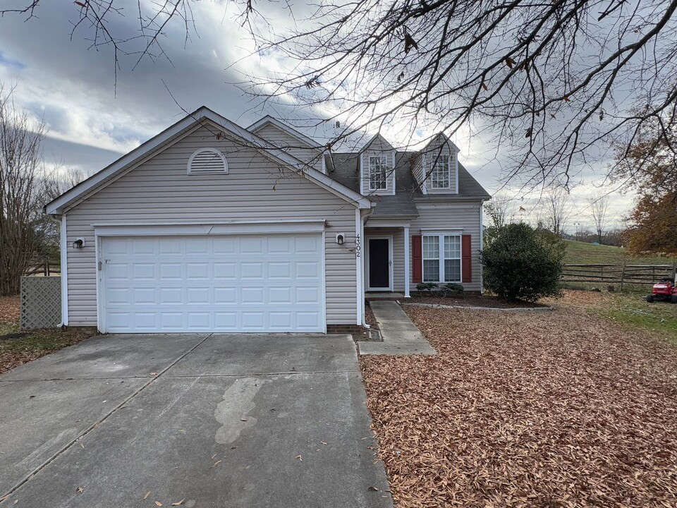 4302 Bubbling Brook Ct in Charlotte, NC - Building Photo