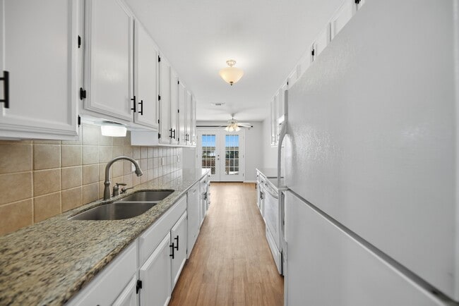 600 E Stone St in Brenham, TX - Building Photo - Building Photo