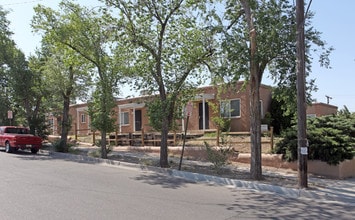 114-118 Sycamore St NE in Albuquerque, NM - Foto de edificio - Building Photo