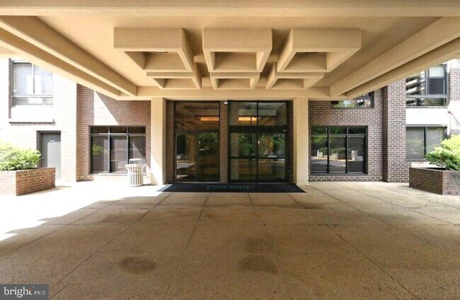 1808 Old Meadow Rd in McLean, VA - Building Photo - Building Photo