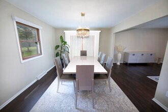 10234 N La Cresta Dr in Mequon, WI - Building Photo - Building Photo