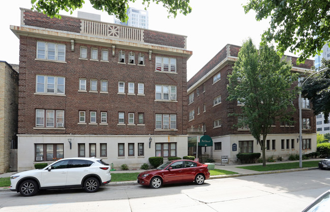 Colonial Apartments in Milwaukee, WI - Foto de edificio - Building Photo