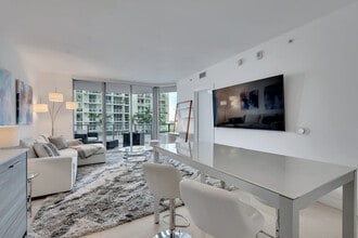 1300 Brickell Bay Dr in Miami, FL - Building Photo - Building Photo