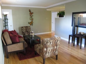 131 Hawthorne Ave, Unit E in Palo Alto, CA - Foto de edificio - Building Photo