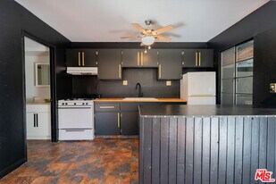 1323 N Olive Dr in West Hollywood, CA - Building Photo