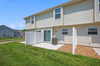 Oak Woods Townhomes in Spring Hill, KS - Building Photo - Building Photo