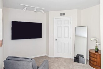 301 S Front St, Unit SI ID1354354P in Jeffersonville, IN - Foto de edificio - Building Photo