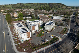 Estaire Luxury Townhomes in Fairfield, CA - Building Photo - Building Photo