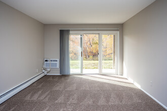 Overlook 380 in Cedar Rapids, IA - Building Photo - Interior Photo