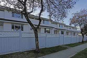 565 Sperling Ave in Burnaby, BC - Building Photo - Building Photo