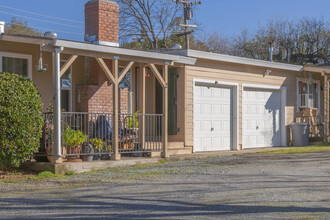 1001 Elizabeth Ln in El Dorado, CA - Foto de edificio - Building Photo