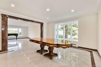 49 Harborview W in Lawrence, NY - Building Photo - Building Photo