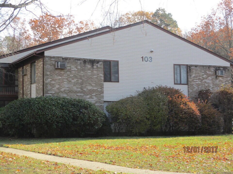 103 Amberly Dr, Unit G in Englishtown, NJ - Foto de edificio
