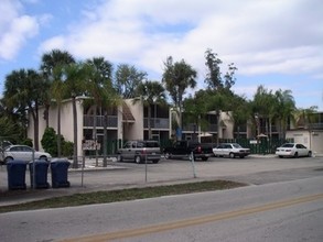 Pebble Court Apartments in Ft. Myers, FL - Foto de edificio - Building Photo