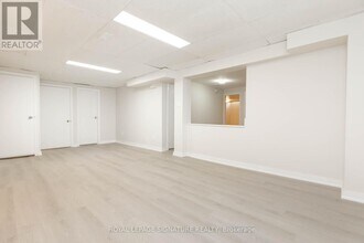 30 Larratt Ln in Richmond Hill, ON - Building Photo - Building Photo