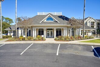 Palm Club Apartment Homes in Brunswick, GA - Foto de edificio - Building Photo
