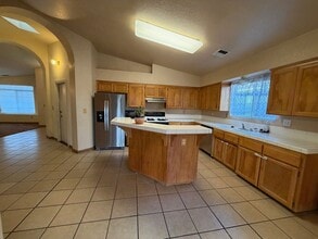 841 Marconi Dr in Hanford, CA - Building Photo - Building Photo