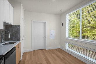 8417 SW 24th Ave in Portland, OR - Building Photo - Building Photo