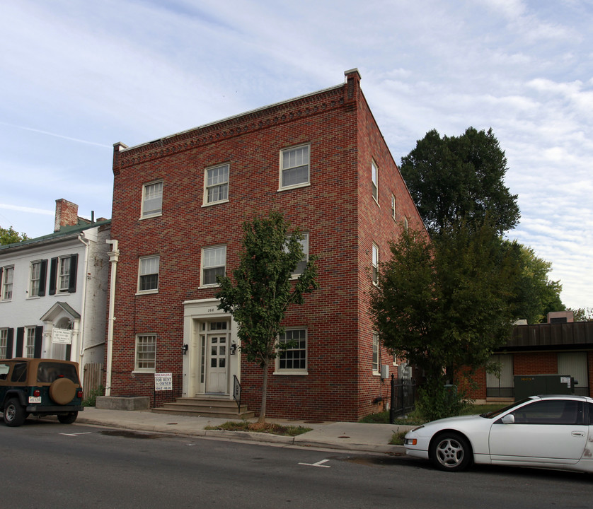 208 W Boscawen St in Winchester, VA - Foto de edificio