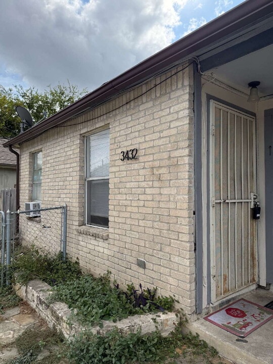3432 Gateway Dr in San Antonio, TX - Building Photo