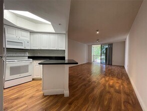 8373 Lake Dr in Doral, FL - Building Photo - Building Photo
