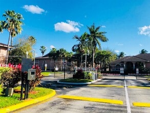3221 Sabal Palm Manor-Unit -206 in Hollywood, FL - Building Photo - Building Photo