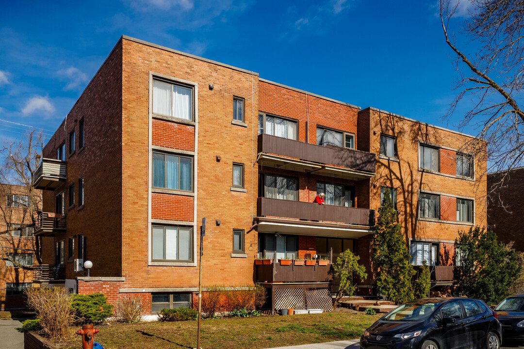 5854 Decelles Pl in Montréal, QC - Building Photo