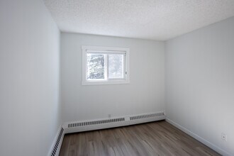 Christopher County in Edmonton, AB - Building Photo - Interior Photo