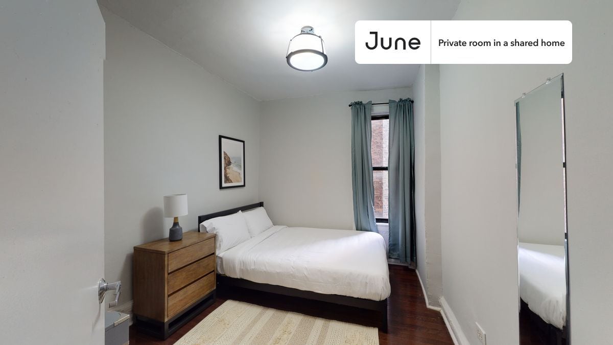 Private bedroom in 3 bed/1 bath Home in New York, NY - Building Photo