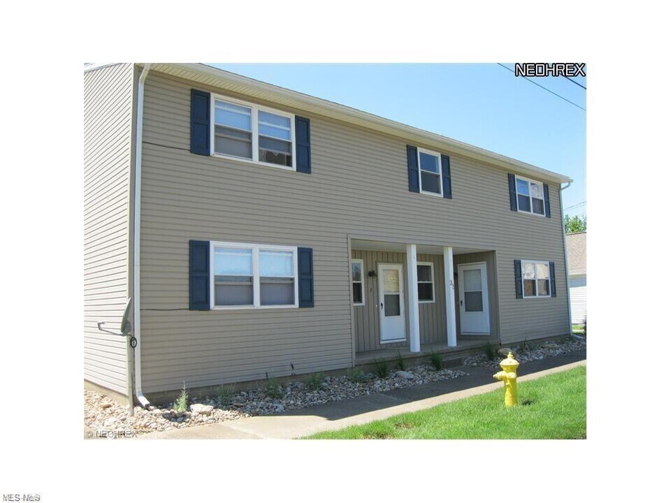 31 S State St-Unit -2 in Frazeysburg, OH - Building Photo