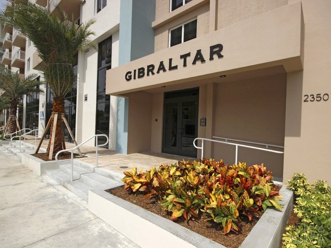 Gibraltar Apartments in Miami, FL - Building Photo - Building Photo