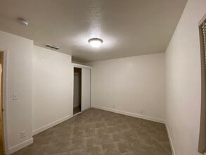 1001 S Owens St in Bakersfield, CA - Building Photo - Building Photo