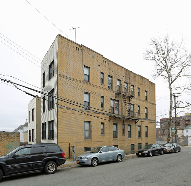 851 E 242nd in Mount Vernon, NY - Building Photo - Building Photo