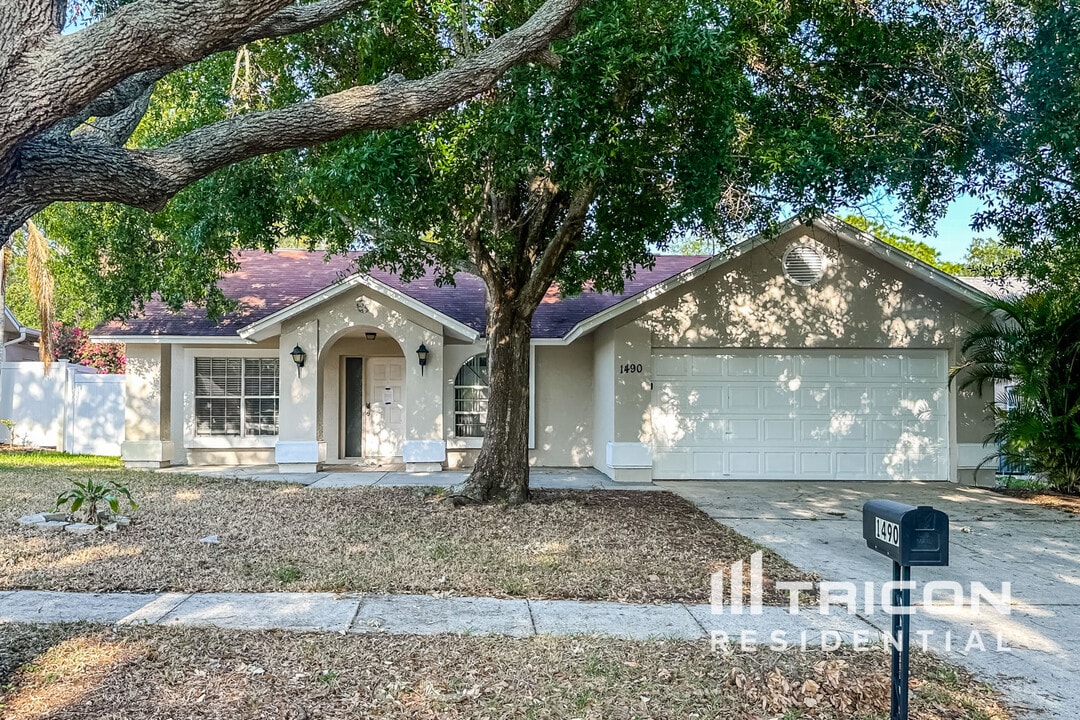 1490 Club Dr in Tarpon Springs, FL - Building Photo