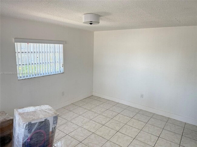 426 NE 166th St in Miami, FL - Building Photo - Building Photo