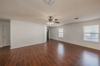 712 Grant St in Burleson, TX - Foto de edificio - Building Photo