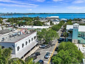 94 NE Elderberry Terrace in Jensen Beach, FL - Building Photo - Building Photo