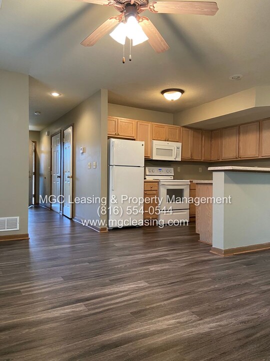 719 SE Summit Ave in Lee's Summit, MO - Foto de edificio