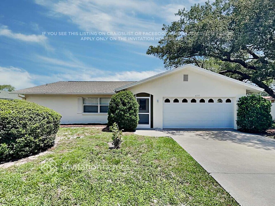 4237 Charing Cross Rd in Sarasota, FL - Foto de edificio
