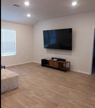 320 Wirecrested Dr in Lockhart, TX - Building Photo - Building Photo