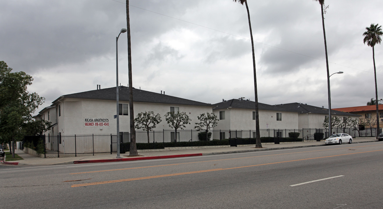 Micasa Apartments in Sylmar, CA - Foto de edificio