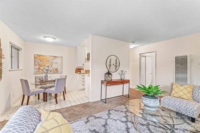 389 Somerset Rd in Piedmont, CA - Building Photo - Building Photo